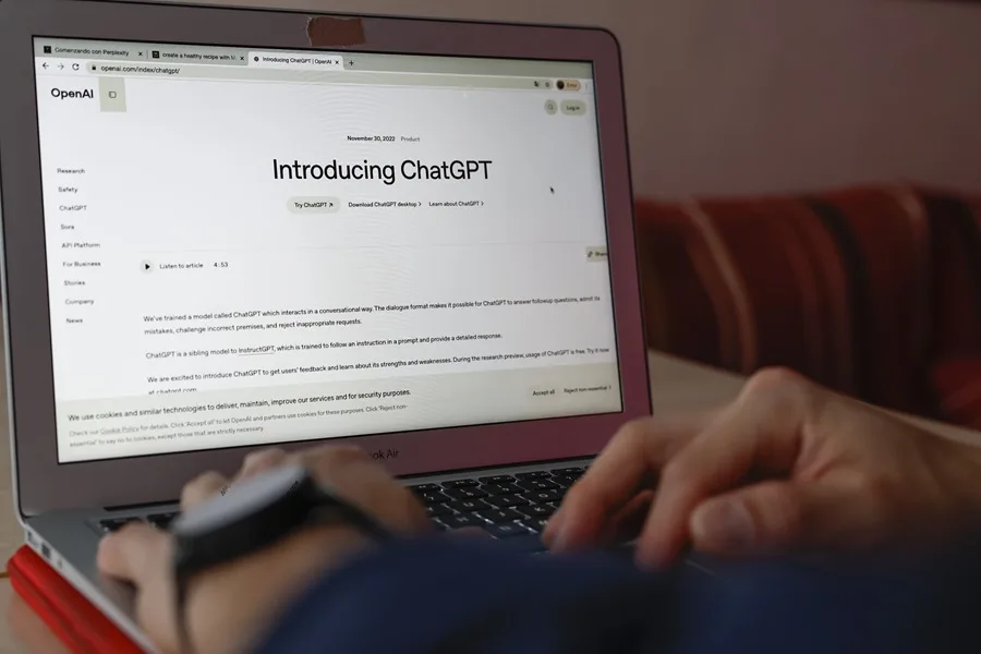 Resumen del artículo sobre las novedades de ChatGPT en compras y búsqueda:


Recomendaciones de compras sin anuncios:  

   – ChatGPT ahora ofrece sugerencias de productos orgánicas (