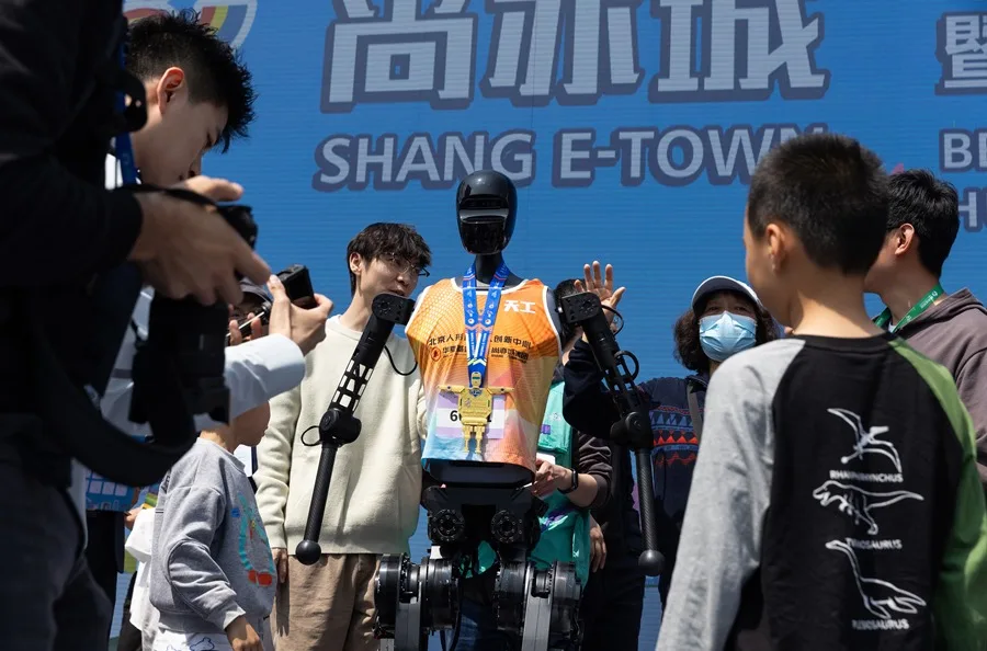 Robots a la conquista: Un humanoide completa la media maratón de Pekín