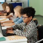 ¿Preparando a los niños para un futuro dominado por la IA? 250 CEOs exigen un cambio radical en la educación