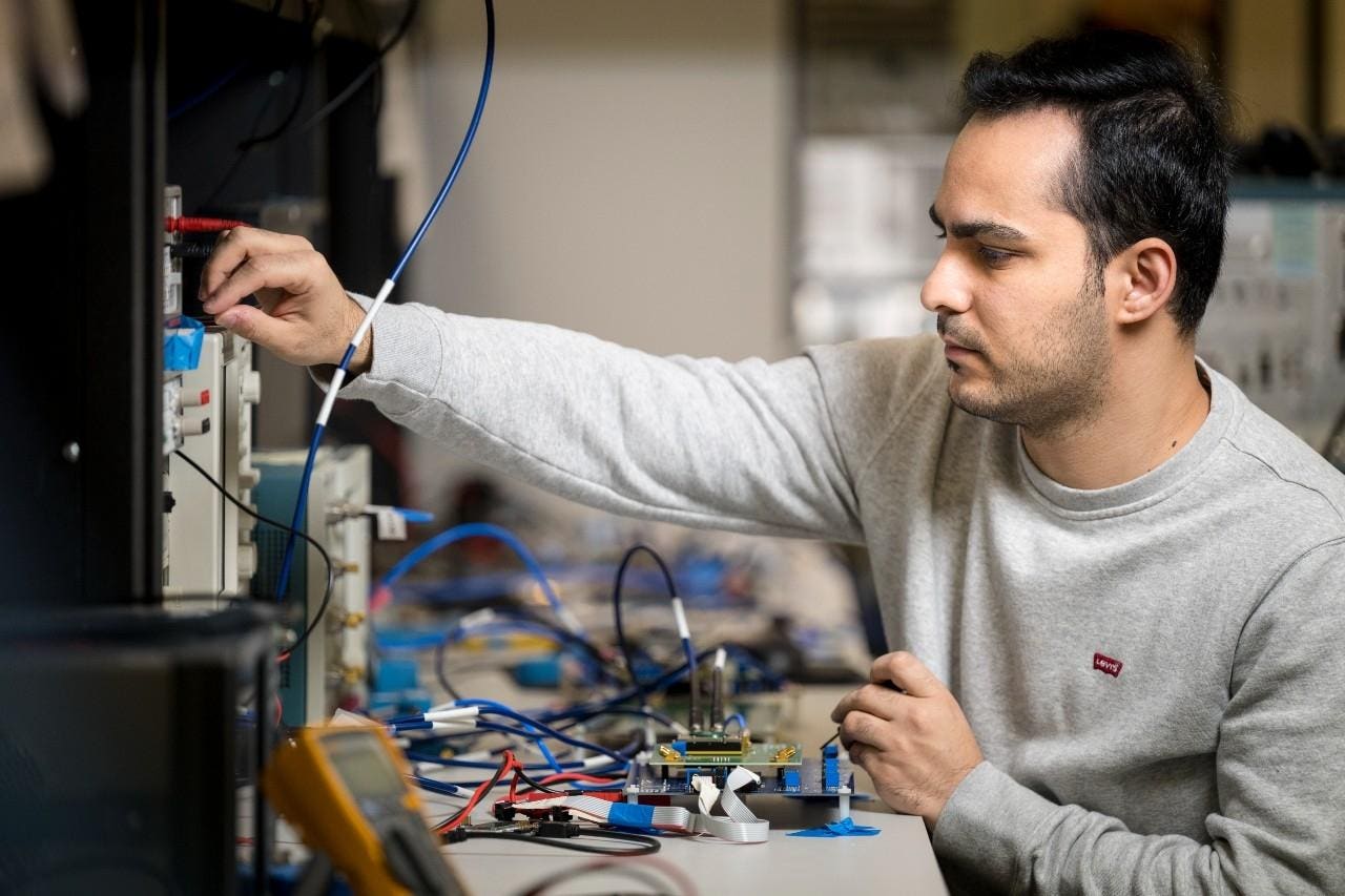 Nuevo chip reduce a la mitad el consumo energético de la IA