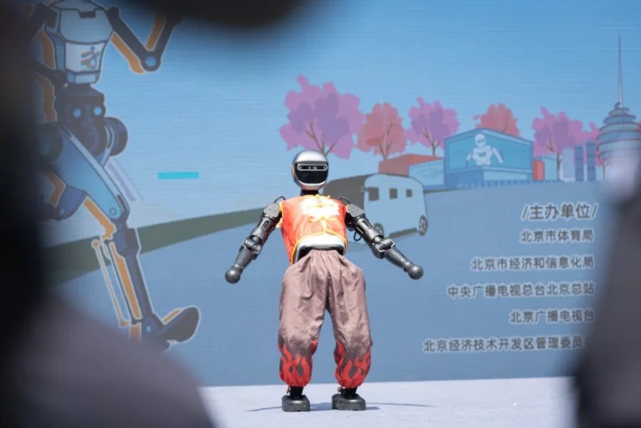 Un robot baila en un escenario en Pekín