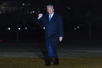 Silencio de Trump: Mercados en caída libre por la guerra de aranceles