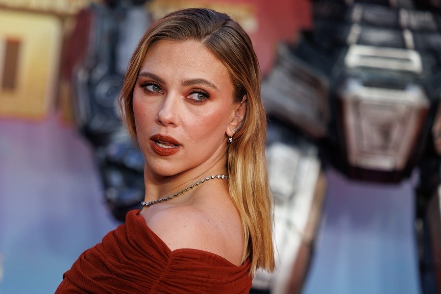 Scarlett Johansson alza la voz: ¡El peligroso engaño de la IA que la enfrentó a Kanye West!