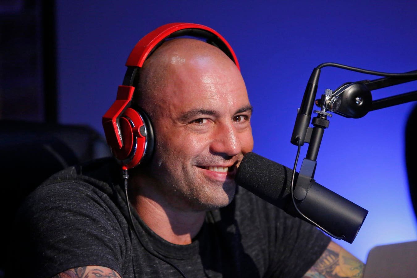 Descubren la IA que desmenuza el imperio de podcasts de Joe Rogan