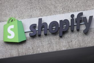 La nueva política de contratación de Shopify pone a prueba tu puesto frente a la IA