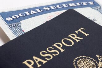 Descubren cómo engañar a ChatGPT para crear pasaportes y documentos falsos