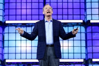 La IA redefine la economía: Microsoft invierte miles de millones en la nueva revolución industrial