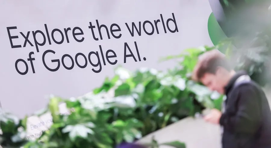 Fotografía de archivo de un anuncio de Google, que ha presentado sus últimas innovaciones impulsadas en la inteligencia artificial. EFE/Hannibal Hanschke