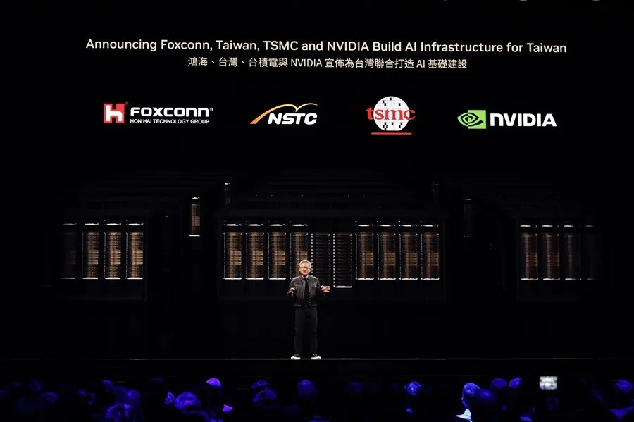 Jensen Huang, CEO de NVIDIA, anuncia la construcción de una infraestructura de IA en Taiwán durante su discurso de apertura en el marco de COMPUTEX 2025 en Taipei, Taiwán. EFE/EPA/RITCHIE B. TONGO